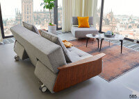 CANAPE DESIGN DANOIS AVEC ACCOUDOIRS EN NOYER ET TEXTILE GRIS LONG HORN PAR INNOVATION LIVING