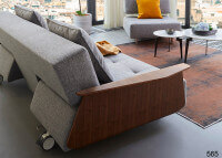 CANAPE DESIGN DANOIS AVEC ACCOUDOIRS EN NOYER ET TEXTILE GRIS LONG HORN PAR INNOVATION LIVING
