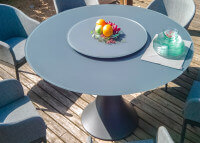 TABLE DE REPAS RONDE AVEC PLATEAU CENTRAL TOURNANT EN ALU ET VERRE TAUPE GRIS OU BLANC D150 - FANO PAR GARDEN ART