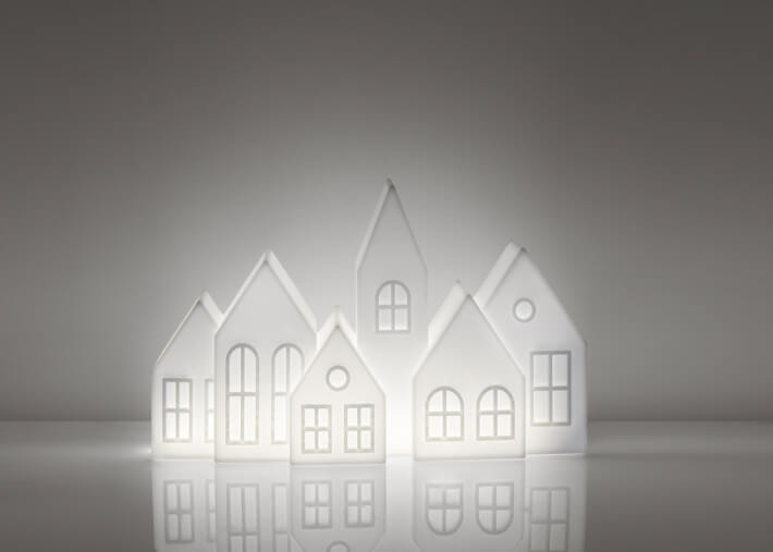 VILLAGE LUMINEUX EN POLYETHYLENE ROUGE OU BLANC - KUUSI PAR SLIDE