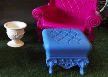 POUF OU REPOSE PIED DESIGN BAROQUE EN POLYETHYLENE 13 COULEURS - LITTLE PRINCE OF LOVE PAR SLIDE 2