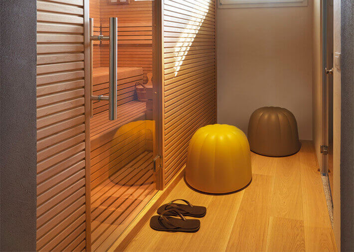 POUF D'EXTERIEUR EN MOUSSE POLYURETHANE BLANC NOIR JAUNE OU GRIS - GELEE PAR R. PAOLI - SLIDE