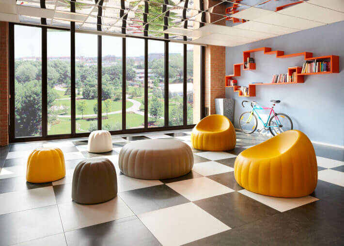 POUF D'EXTERIEUR EN MOUSSE POLYURETHANE BLANC NOIR JAUNE OU GRIS - GELEE PAR R. PAOLI - SLIDE