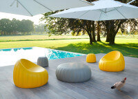 POUF D'EXTERIEUR EN MOUSSE POLYURETHANE BLANC NOIR JAUNE OU GRIS - GELEE PAR R. PAOLI - SLIDE