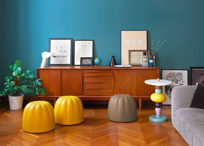 POUF D'EXTERIEUR EN MOUSSE POLYURETHANE BLANC NOIR JAUNE OU GRIS - GELEE PAR R. PAOLI - SLIDE