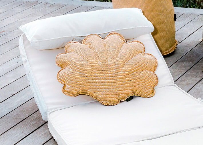 COUSSIN DECORATIF FORME COQUILLAGE BEIGE EFFET RAPHIA - COLLECTION TAHITI - MX HOME