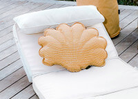 COUSSIN DECORATIF FORME COQUILLAGE BEIGE EFFET RAPHIA - COLLECTION TAHITI - MX HOME