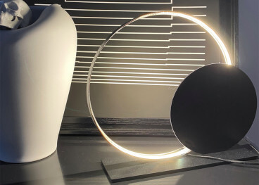 LAMPE A POSER ORIGINALE EN METAL NOIR ET RUBAN LED - AGATHE PAR ANGEL DES MONTAGNES