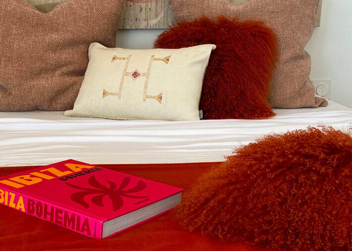 COUSSIN EN FOURRURE D'AGNEAU DE MONGOLIE - TIBET PAR ANGEL DES MONTAGNES