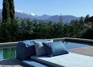 COUSSIN DE JARDIN 40*60 EN POLYPROPYLENE BLEU KAKI BEIGE ARONA PAR ANGEL DES MONTAGNES