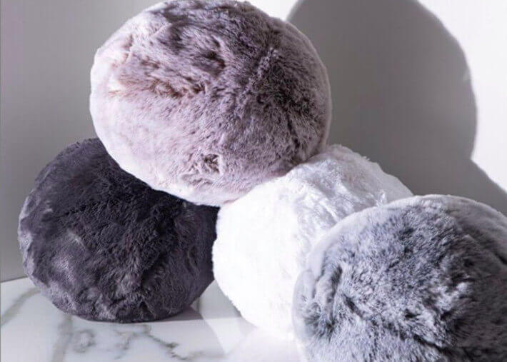 COUSSIN FANTAISIE FORME BOULE D32 EN FAUSSE FOURRURE 12 COLORIS AU CHOIX SNOWBALL PAR EVELYNE PRELONGE