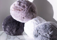 COUSSIN FANTAISIE FORME BOULE D32 EN FAUSSE FOURRURE 12 COLORIS AU CHOIX SNOWBALL PAR EVELYNE PRELONGE