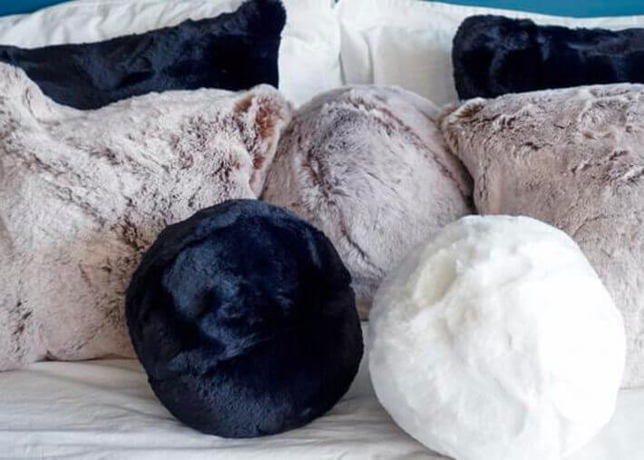 COUSSIN FANTAISIE FORME BOULE D32 EN FAUSSE FOURRURE 12 COLORIS AU CHOIX SNOWBALL PAR EVELYNE PRELONGE