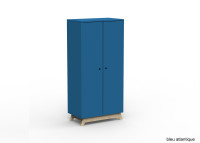 ARMOIRE 2 PORTES AVEC PENDERIE ET 6 ETAGERES - 26 COLORIS ET PIEDS EN BOULEAU - MADAVIN PAR MATHY BY BOLS