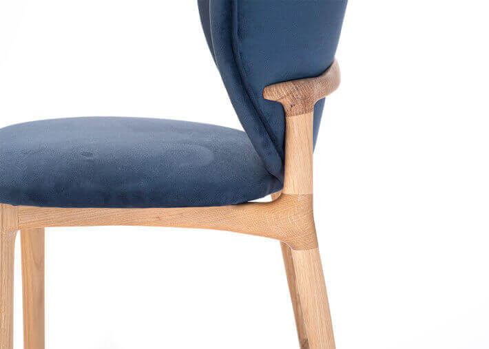 CHAISE DE TABLE EN CHENE FRENE OU NOYER ET TEXTILE COLORE - HOYA PAR SZYSZKA DESIGN