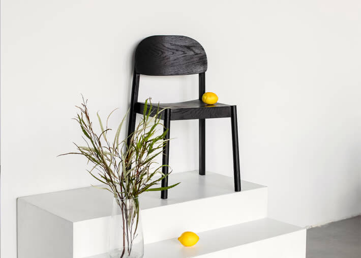CHAISE DE TABLE EN BOIS DE CHENE NATUREL OU LAQUE NOIR - DOSSIER OVALE - CITIZEN PAR EMKO