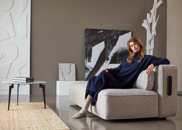 CANAPE LIT EPAIS ET CONFORTABLE BLEU OU GRIS AVEC PIEDS EN METAL CHROME SUPREMAX PAR INNOVATION LIVING