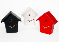 HORLOGE A COUCOU DESIGN EN BOIS LAQUE NOIR BLANC OU ROUGE - MOCHI MOCHI PAR PROGETTI