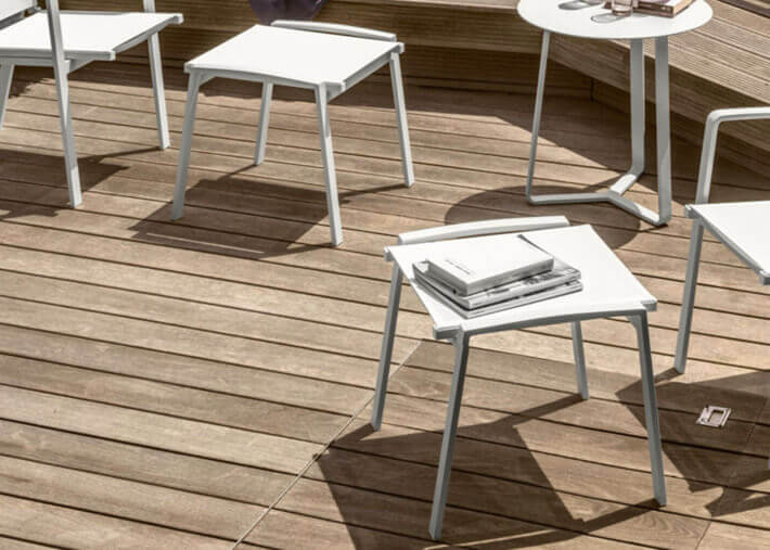 REPOSE-PIED EN ALUMINIUM ET TEXTILENE BLANC OU TAUPE - LADY PAR TALENTI