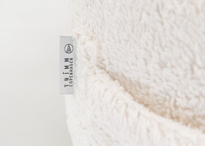 POUF CONFORTABLE D'INTERIEUR EN COTON BIO DOUX EFFET PELUCHE ECRUE ET BILLES EPS - ARM-STRONG TEDDY - TRIMM COPENHAGEN