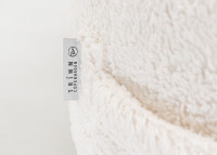 POUF CONFORTABLE D'INTERIEUR EN COTON BIO DOUX EFFET PELUCHE ECRUE ET BILLES EPS - ARM-STRONG TEDDY - TRIMM COPENHAGEN