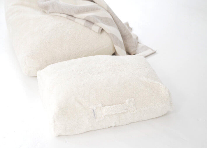 POUF CONFORTABLE D'INTERIEUR EN COTON BIO DOUX EFFET PELUCHE ECRUE ET BILLES EPS - ARM-STRONG TEDDY - TRIMM COPENHAGEN