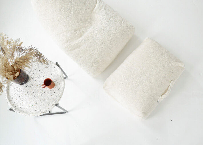 POUF CONFORTABLE D'INTERIEUR EN COTON BIO DOUX EFFET PELUCHE ECRUE ET BILLES EPS - ARM-STRONG TEDDY - TRIMM COPENHAGEN