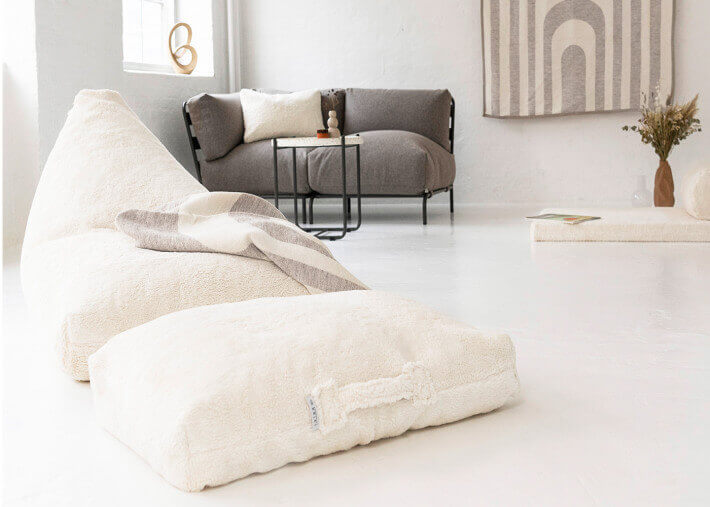 POUF CONFORTABLE D'INTERIEUR EN COTON BIO DOUX EFFET PELUCHE ECRUE ET BILLES EPS - ARM-STRONG TEDDY - TRIMM COPENHAGEN