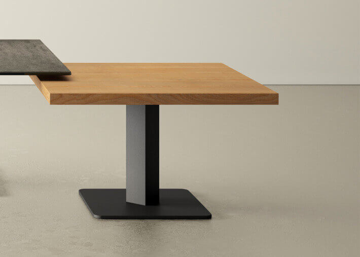 TABLE BASSE AVEC PLATEAU CARRE EN STRATIFIE 6 COULEURS ET PIED EN ACIER 4 COULEURS - IBERO MINI PAR CANCIO