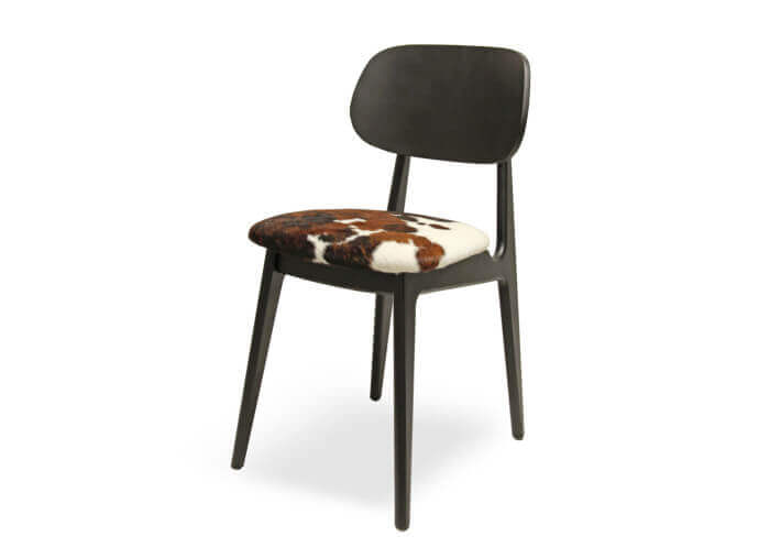 CHAISE DESIGN EN HETRE NOIR ET PEAU DE VACHE NATURELLE TEINTEE 7 COULEURS AU CHOIX - PEAU PAR ANGEL DES MONTAGNES