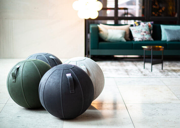 POUF BALLON SWISS BALL EN VELOURS BLEU JAUNE VERT BORDEAUX OU GRIS 2 TAILLES - VLUV BOL VARM