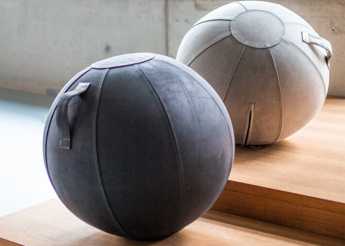 POUF BALLON SWISS BALL EN VELOURS BLEU JAUNE VERT BORDEAUX OU GRIS 2 TAILLES - VLUV BOL VARM