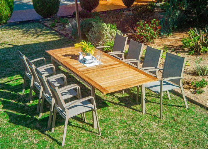 TABLE DE REPAS DE JARDIN EXTENSIBLE EN TECK ET ALUMINIUM BLANC GRIS OU CHAMPAGNE - ESSENTIAL PAR GARDEN ART