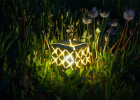 LAMPE DESIGN SOLAIRE EN ALUMINIUM GRIS BLANC TAUPE MOUTARDE OU CAFE - POPUP PAR GARDEN ART