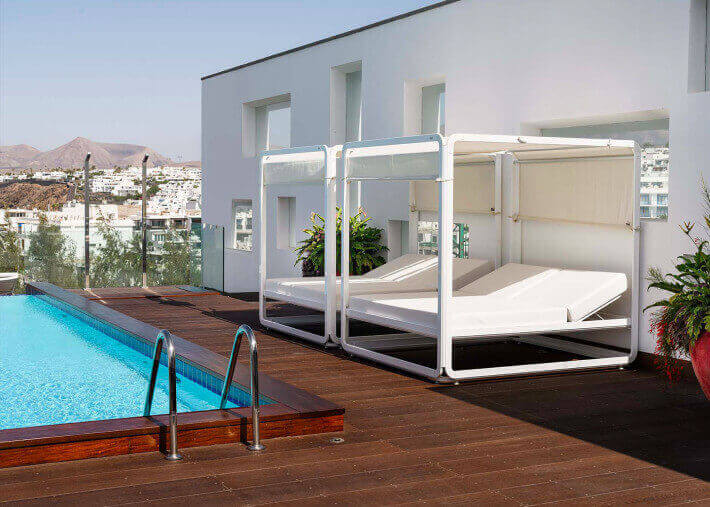 Daybed baldaquin design en alu et toile nautic...