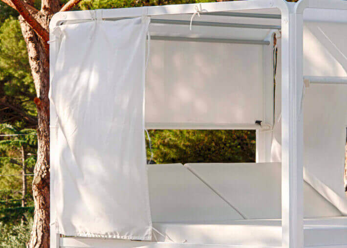 Daybed baldaquin design en alu et toile nautic...
