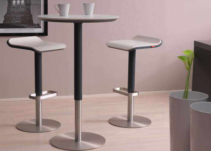 Tabouret de bar pivotant et reglable en hauteur...