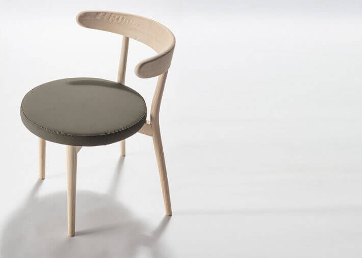 Chaise de table en frêne et assise tissu ou...