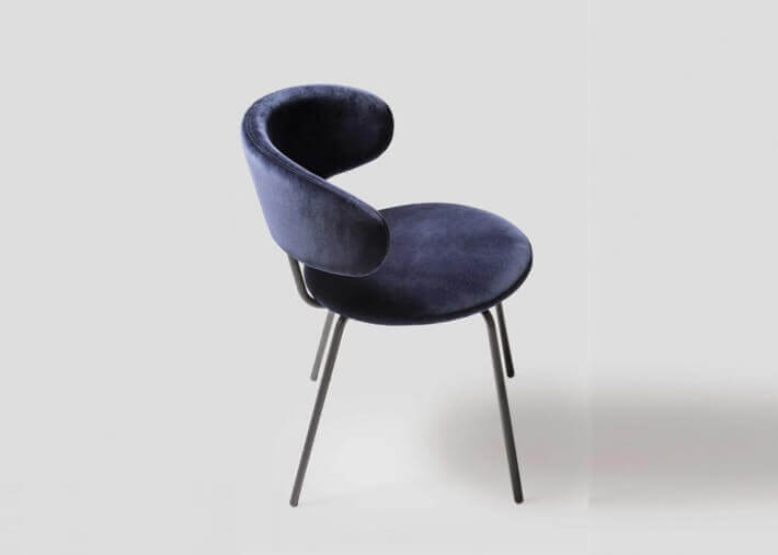 Chaise en metal noir et assise en tissu ou cuir...