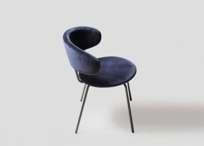 Chaise en metal noir et assise en tissu ou cuir...