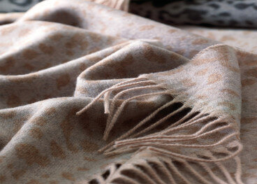 Plaid Sahara en cachemire et laine motif léopard – Franz...