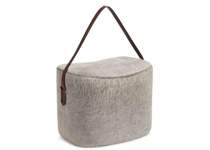 pouf original en peau de vache avec anse en...