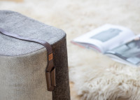 pouf original en peau de vache avec anse en cuir - Natures collection