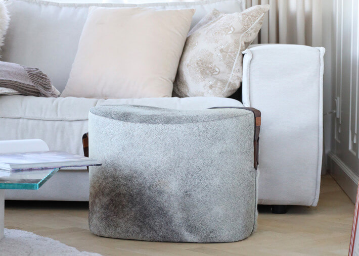 pouf original en peau de vache avec anse en...