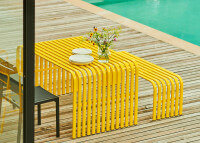Banc de jardin original en acier laqué jaune - Campus par jankurtz