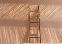 Echelle de rangement tendance en teck naturel - Tulum par Bazar Bizar
