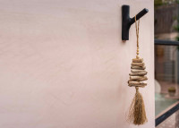 Patère design en bois de teck noir - Hook signé Bazar Bizar