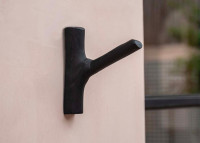 Patère design en bois de teck noir - Hook signé Bazar Bizar