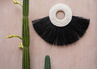 Objet mural en raphia et coquilles - Alang Alang par Bazar Bizar
