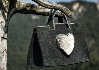 Panier en feutre de laine et fausse fourrure - coeur par Catia luca